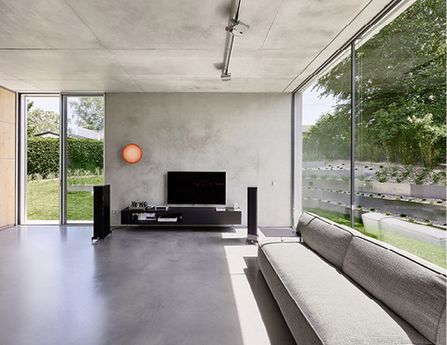 



Der Blick von innen heraus zeigt, wie gekonnt die großflächige Verglasung die Umgebung integriert.
