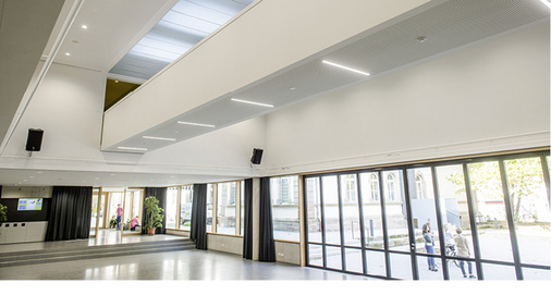 



Das Parterre der neuen Pausenhalle öffnet sich mit einer durchgehenden Glasfront zum Schulhof hin.
