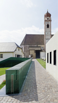 <p>
Die gesamte gläserne Mauer kann durch LED-Beleuchtung illuminiert werden. So lässt sich zu wichtigen Anlässen der Eindruck eines „ewigen Lichts“ erzeugen.
</p>

<p>
</p> - © Foto: Werner Tscholl Architect / Alexa Rainer

