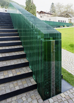 <p>
</p>

<p>
Für die Glasmauer wurden 220 VSG-Blöcke hergestellt. Diese sind aus je 8 Scheiben gefertigt, in Breiten von 20 und 50 cm und Längen zwischen 130 und 420 cm.
</p> - © Foto: Werner Tscholl Architect / Alexa Rainer

