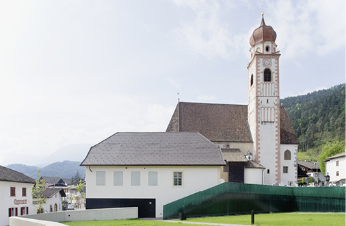 <p>
</p>

<p>
Die Glasmauer, die sich bis in die Aussegnungshalle hineinzieht, besteht aus VSG in mehreren Schichten. Verbunden sind diese mit PVB-Folien von Trosifol.
</p> - © Foto: Werner Tscholl Architect / Alexa Rainer

