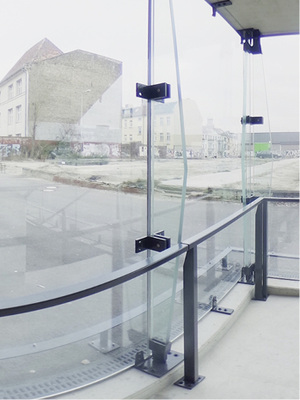 



Die Glasschwerter der Fassade halten mit fischer-Zykon-Punkthaltern die großen Fassadengläser.
