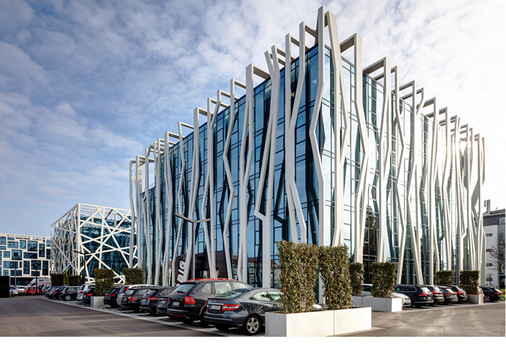 



Insgesamt 2222 laufende Meter Stahlprofil wurden für das Stahlskelett gefertigt. Dies entspricht einem Gesamtgewicht von 175 t für die Fassade.
