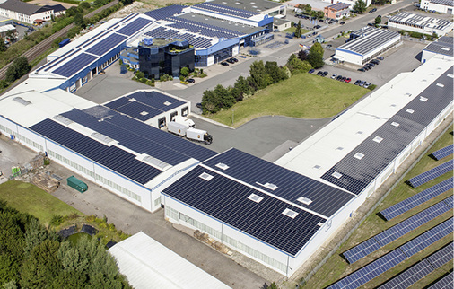 
Auf dem Hallendach ist eine Photovoltaik-Anlage installiert, die einen großen Teil des für die Fertigung benötigten Stroms erzeugt. 



