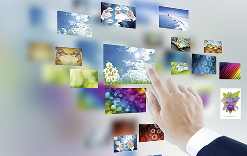 
Flüssigkristalle im Kommunikationsglas erlauben drei Funktionen: Durchsicht, Interaktion und Sichtschutz. Das Glas dient auch als Projektionsfläche für Bild und Schrift.



