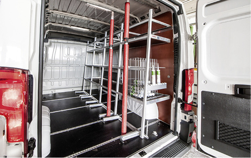 
Ein Blick ins Wageninnere zeigt, wie das Fahrzeug dort ausgestattet ist.



