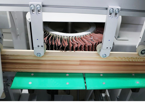 



Der Schleif- und Bürstenautomat von Ecoline verfügt über unterschiedliche Bürstenanordnungen für die teilweise schwer zugänglichen Werkstückgeometrien.
