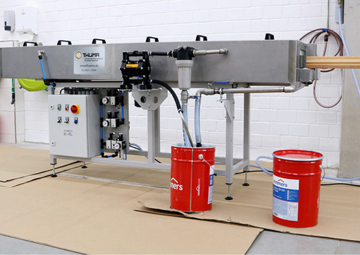 
Der Imprägniertunnel der Firma Thüma deckt die komplette Holzbearbeitung ab.



