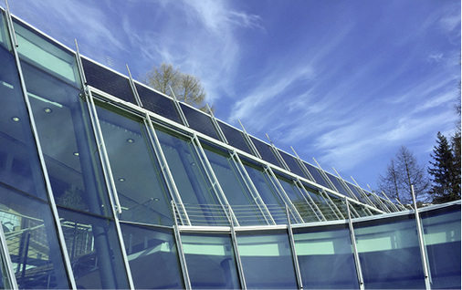 <p>
</p>

<p>
Die Architektur des Kongress Centrums umfasst eine beeindruckende südseitig ausgerichtete Glasfassade.
</p> - © Foto: Daniel Mund / GLASWELT

