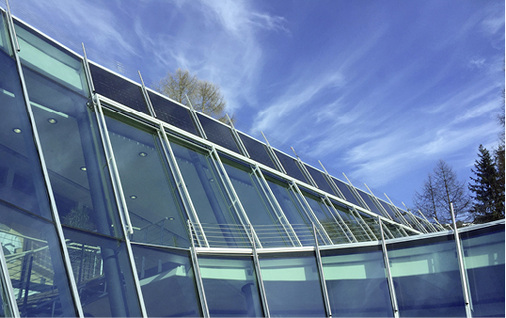 



Die Architektur des Kongress Centrums umfasst eine beeindruckende südseitig ausgerichtete Glasfassade.
