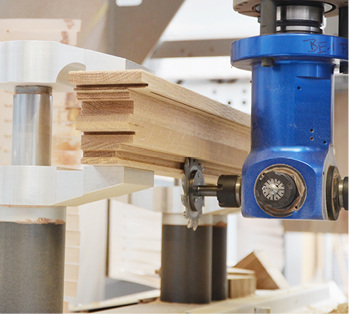 



Die außen liegende Glashalteleiste wird im Produktionsprozess mit dem Holz mitgeführt.
