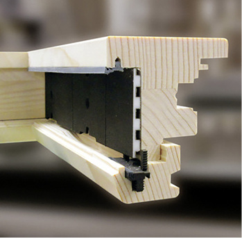 



Abbildung mit Trockenverglasungsdichtung, Verklotzungsbrücke incl. Glashalter, sowie wetterseitigen Glasleistenrahmen
