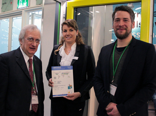 Dr. Wolfgang Feist, Gründer und Leiter vom Passivhaus Institut und Adrian Muskatewitz, zuständiger Zertifizierer vom Passivhaus Institut übergaben am 10.03.2018 auf der 22. Internationalen Passivhaustagung in München der Geschäftsführerin der Alumat Frey GmbH, Claudia Rager-Frey, das Zertifikat für die weltweit einzige zertifizierte Nullschwelle.