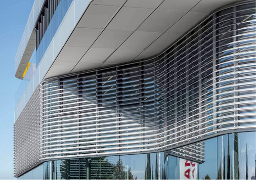 



Dank der Oberflächenbehandlung mit einer naturfarbenen Eloxierung in der Version E6C0 passt sich die Fassadenverkleidung harmonisch an das Gebäude an.
