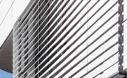 



Colt International konzipierte mit dem eine Sonnenschutzlösung, welche die architektonische Gestaltung des Gebäudes optimal ergänzt.
