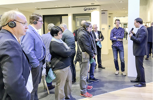 
André Wünsche von Gealan (r.) erläutert zunächst den neuen IPS-Chip im Fensterprofil.



