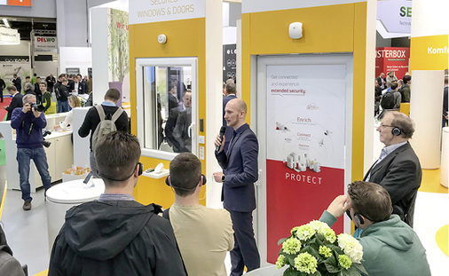 
Leander Saile vor einer Somfy Smarthome Komponente, die sich im Falle eines Einbruchs per Sirene und Scheinwerfer selbst bemerkbar macht und warnt.



