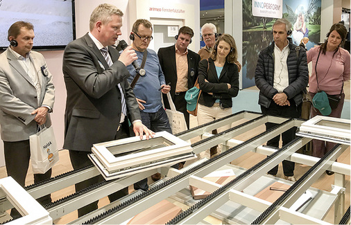 <p>
</p>

<p>
Achim Kockler (mit Mikro) zeigt die einfache Montage des arimeo-Fensterfalzlüfters.
</p> - © Foto: Rainer Hardtke

