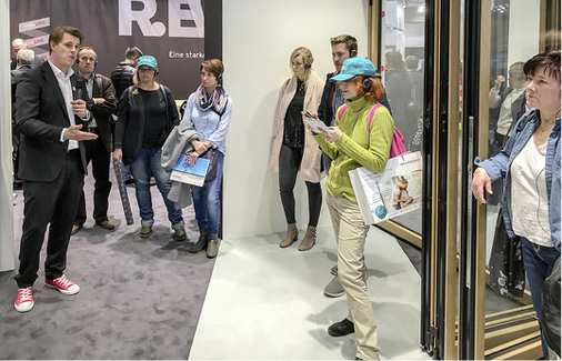 



Axel Maurer von Solarlux (l.) erläutert den Teilnehmern die neuen Glas-Faltwände.
