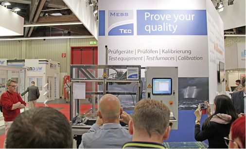 



Jeden Tag das gleiche Bild – ein „Besucher-Tsunami“ sei über die Sonderschau „Smart Home mit Fenstern und Türen“ gerollt, um sich aus erster Hand zu informieren oder mit den Experten des ift Rosenheim und 20 Mitausstellern fachzusimpeln. Smarthome ist in den Medien stark vertreten und immer mehr Bauherren erwarten hierzu Informationen und Angebote. So verwunderte es nicht, dass viele Fenster- und Fassadenexperten das Gefühl haben – „Jetzt muss ich mich mit dem Thema beschäftigen und prüfen, welche Konsequenzen sich für das eigene Geschäft ergeben“. Die Sonderschau „Smart Home mit Fenstern und Türen“ bot mit 13 Exponaten von 20 Mitausstellern einen Überblick zu den am Markt verfügbaren Systemen. Darüber hinaus gab es viele Informationen zu Technik von Sensoren, Antrieben, Übertragungsprotokollen u. v. m. sowie Tipps für die Auswahl geeigneter Komponenten und die ersten Schritte in diesen Markt.
