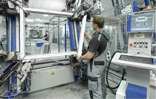 



Die Optimierung von Prozessen steht auch zukünftig im Fokus; hier eine Eckenschweißmaschine von Stürtz.
