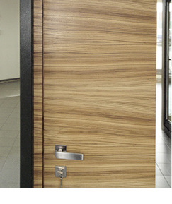 



Gut kommt es beim Kunden an, wenn er sieht, wie sich die Maserung der Tür im Rahmen fortsetzt.
