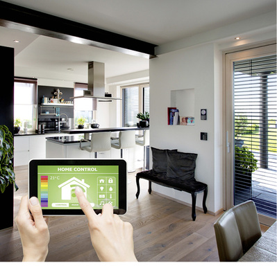 <p>
</p>

<p>
Über eine App (Benutzeroberfläche beispielhaft) lassen sich Fenster, Haustüren oder die Jalousien von Kneer-Südfenster im Smarthome komfortabel vom Sofa aus via Smartphone oder Tablet öffnen und schließen.
</p> - © Foto: Kneer

