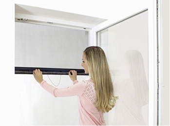 



Speziell für die Nachrüstung geeignete Insektenschutzrollos befinden sich in einer – je nach Kundenwunsch – runden oder eckigen Kassette. 
