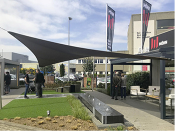 
Wenn es nach Rainer Möhn geht, müssen Sonnensegel in realen Größen präsentiert werden, um ihre faszinierende Wirkung auf den Käufer entfalten zu können. 



