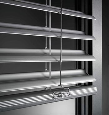 



Speziell geformte Lamellen optimieren die Steuerung des Tageslichtes.
