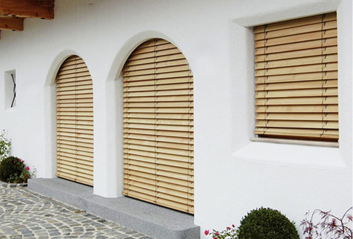 



Auch mit Holzlamellen können Raffstoren ausgeführt werden, wenn es das Design erfordert.

