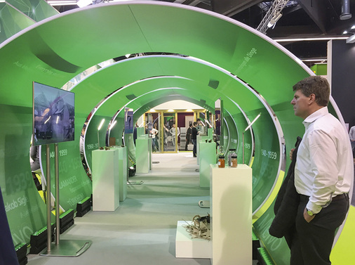 



In diesem Zeittunnel wurden 100 Jahre Unternehmensgeschichte erfahrbar gemacht – am Ende stand die weiterentwickelte evolutionDrive Hebeschiebetür.
