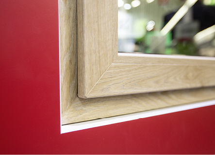 



Ist es noch Kunststoff oder schon Holz? Unsichere Beobachter „checken“ die Eckverbindung für die Antwort.
