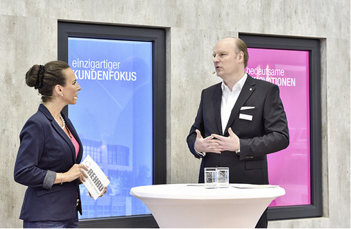 



Divisionsleiter Carsten Heuer im Interview: „Wir zeigen auf der Messe die Vision eines digitalen Sicht- und Sonnenschutzes. Aus dem Megatrend ‚Digitalisierung‘ werden wir stets weitere Prozesse und Innovationen ableiten.“ 
