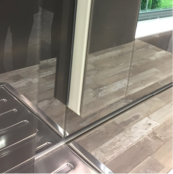 



Das hoch kratzbeständige Rauvisio crystal ist für die Innenverkleidung von Fenstern verfügbar.
