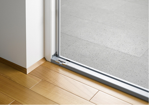 
Winkhaus hat auch sein Beschlagprogramm für annähernd barrierefreie Bodenschwellen mit zwanzig Millimeter Höhe erweitert. 



