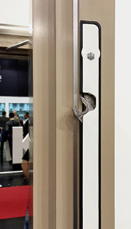 <p>
06: Der Verschluss an der Tür wird zum Designelement.
</p>

<p>
</p> - © Foto: Daniel Mund / GLASWELT

