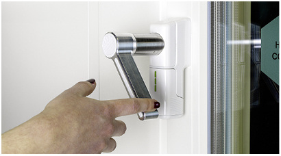 



08: Der akkubetriebene Griff passt auf Fenster und Fenstertüren mit Standard-Griffbohrbild.
