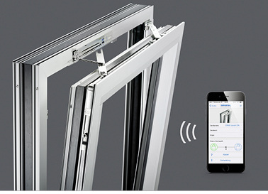 



Auch im Ausstellungsbereich „Smartes Wohnen“ herrschte reger Andrang. Klares Highlight war der neue Fenstersensor, dessen Markteinführung für den Herbst geplant ist.
