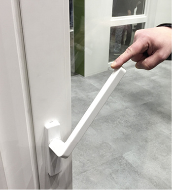 



Der Einsatz einer Zugfeder im Hebeschiebegetriebeschloss reduziert die Bedienkraft am Drehgriff deutlich.
