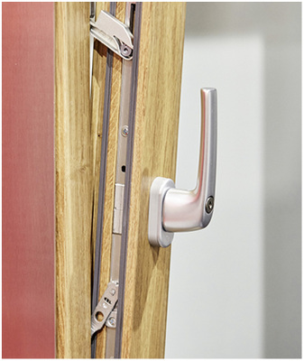 



Beim „TiltSafe“-Fenster lässt sich in Verbindung mit Zusatzkomponenten eine Einbruchhemmung gemäß RC2 in Kippstellung erzielen.
