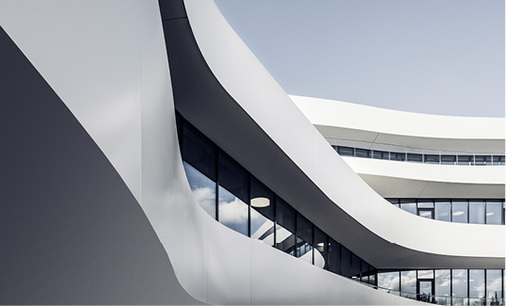 



Beton und Glas: Raumhohes 3-fach-Sonnenschutz-Isolierglas in der Fassade sorgt für Licht und Helligkeit.
