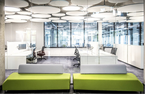 



Im Innern ermöglichen transparente Raumteiler fließende Übergänge zwischen den verschiedenen Bereichen.
