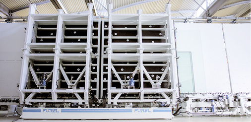 



Die großformatige Montagepresse mit Gasfüllung (Argon und Krypton) kann selbst Maxi-Formate handhaben. 
