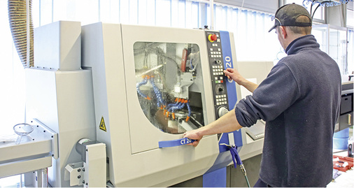 



Der neue Drehautomat CT 20 bewältigt mit seinen 26 Werkzeugplätzen auch komplexere Bearbeitungsvorgänge und kann mannlos durcharbeiten, also auch über Nacht. 
