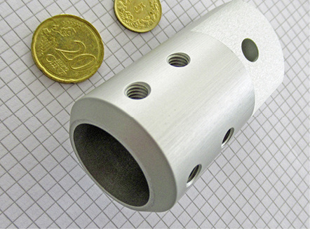 



Die selbst gefertigten Beschläge bestehen aus korrosionsbeständigen Materialien wie diesem matt eloxierten Aluminiumbauteil. 
