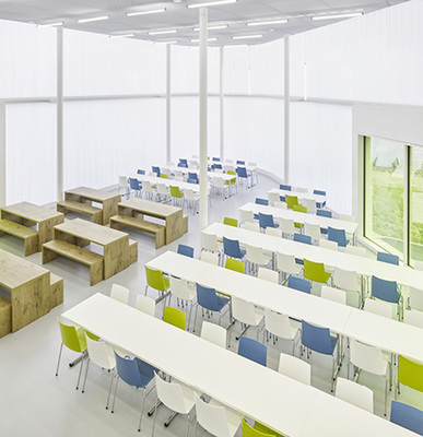 



Die transluzente Wärmedämmung (TWD) in der Profilglasfassade des Neubaus sorgt für eine schlagschattenfreie Verteilung des einfallenden Lichte sowie für Sonnen- und Blendschutz im Inneren.
