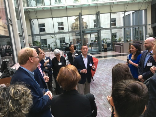 Guardian CEO Kevin Baird (Mitte) begrüßt Journalisten aus den USA und aus ganz Europa, die zur Pressekonferenz nach London gekommen waren.