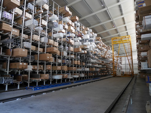 Das Hochregallager von TS Alu umfasst 1800 Lagerplätze.