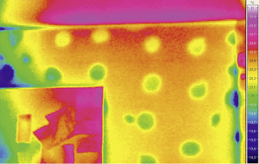 



Mithilfe der Thermografie kann die Positionierung der Befestigungspunkte von Dämmstoffplatten sehr einfach nachgewiesen werden.
